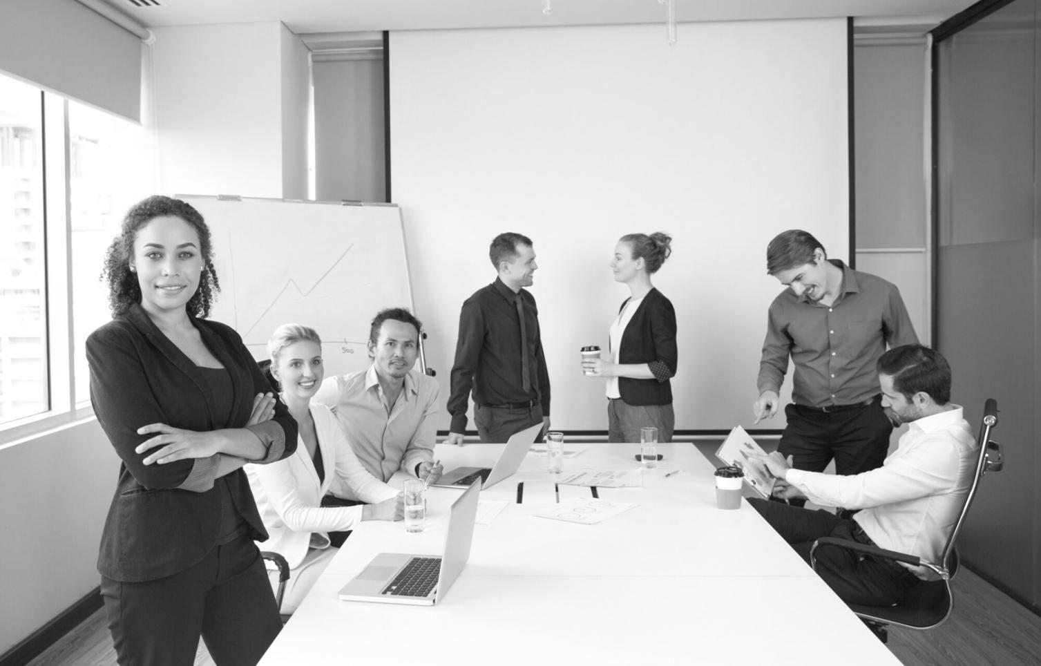 Finanzanalyse Arbeitsplatz mit Charts und Dokumenten